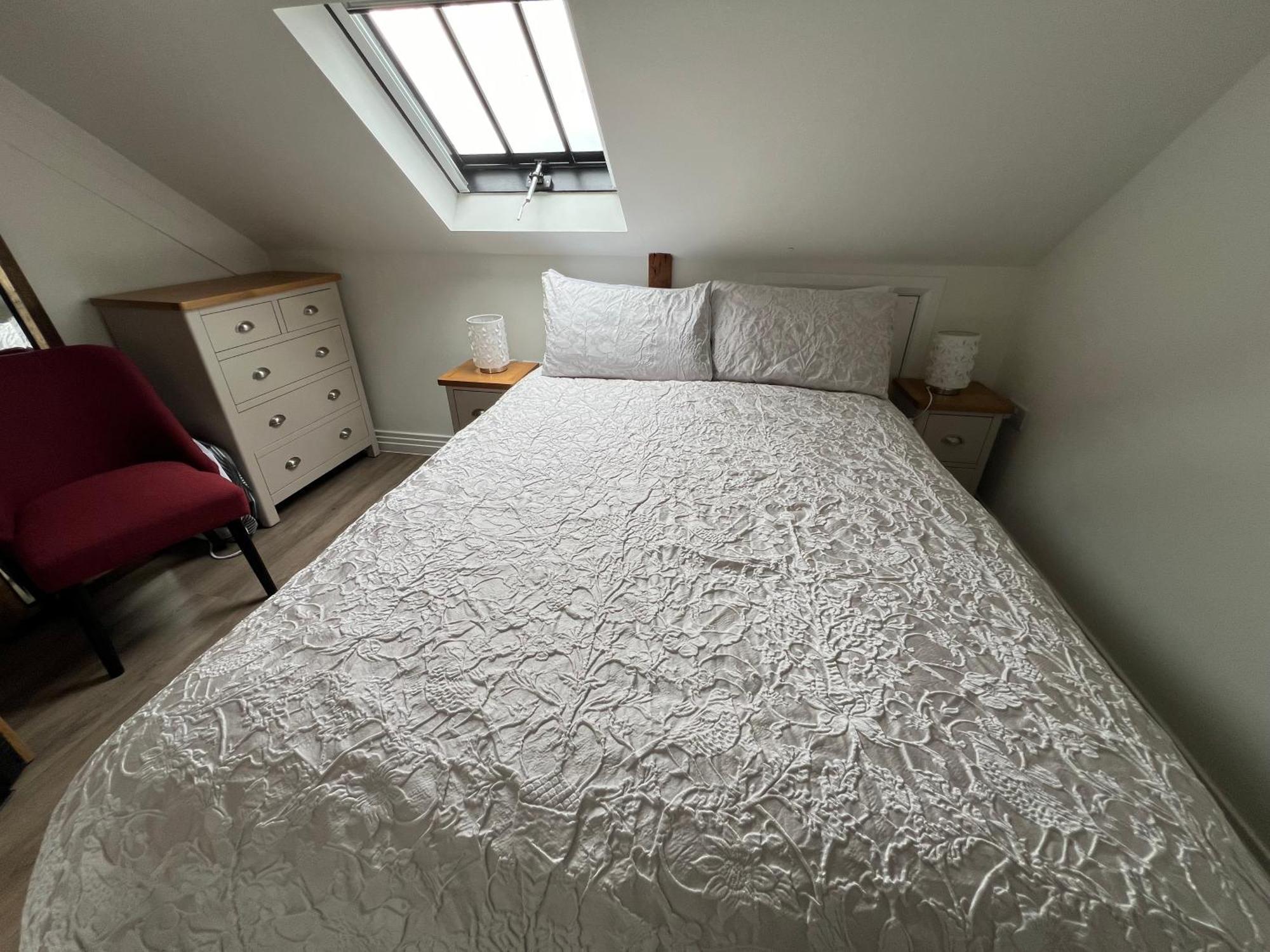 Glastonbury Secret Retreat - 1 Bd Split-Level Apt, Sleeps 3 Extérieur photo