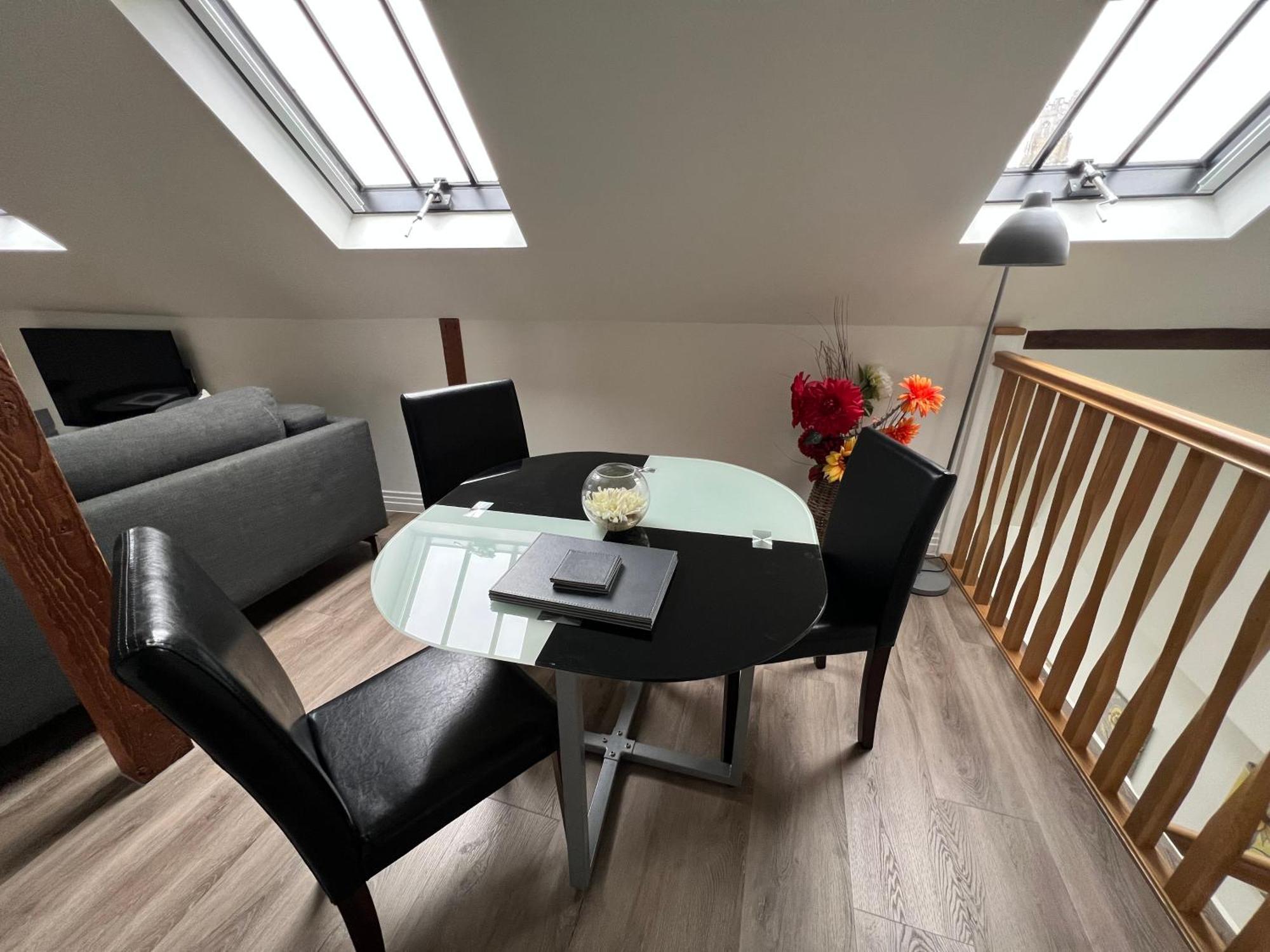 Glastonbury Secret Retreat - 1 Bd Split-Level Apt, Sleeps 3 Extérieur photo